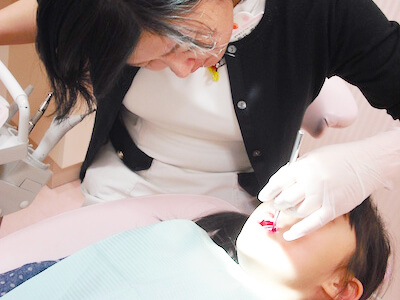 歯医者で治療中の子どもの写真
