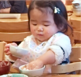 離乳食を食べる赤ちゃん写真