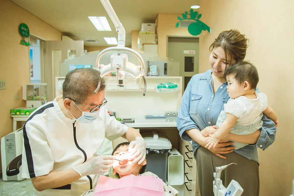 子供の歯の診察風景
